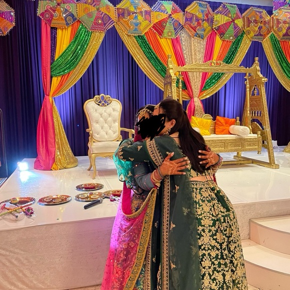 Lehenga in green and gold embroidery. Size 38 - Picture 2 of 2